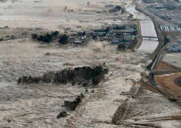 Reuters - El tsunami produjo olas de 10 metros de altura en la costa noreste del país.