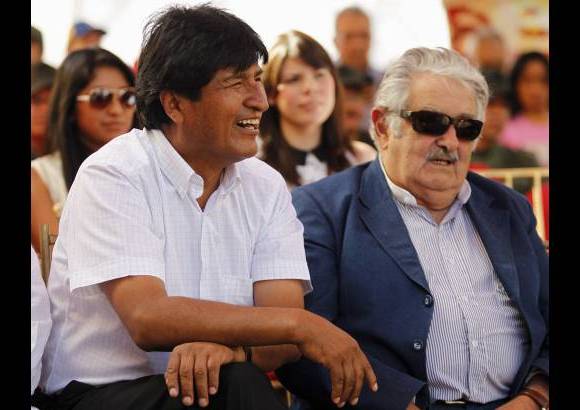 reuters - "Hay un hombre que está dando una batalla por la vida y está en el corazón de ustedes. Eso es lo que tiene sentido, pero si mañana no está, unidad, paz y trabajo", dijo el uruguayo Mujica a la multitud.