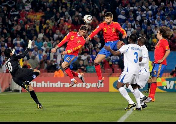 Reuters - El cambio hacia un dibujo táctico más ofensivo fue clave para la victoria de España 2-0 ante Honduras, cuyo fútbol defensivo a la búsqueda de un contraataque para sorprender a la escuadra ibérica fracasó.