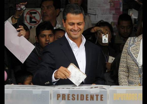 Reuters - El favorito a la presidencia de M&#233;xico, vot&#243; en una mesa electoral de la localidad de Atlacomulco, en el estado central de M&#233;xico.