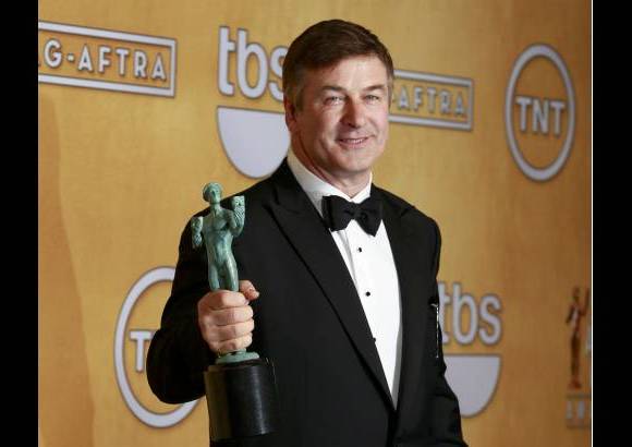 FOTO REUTERS - Alec Baldwin se llev&#243; su s&#233;ptimo &quot;actor&quot;, nombre con el que se conoce a la estatuilla de los SAG, por su papel en 30 Rock.