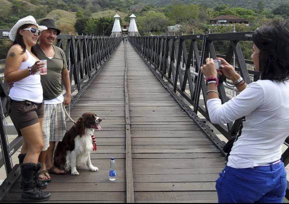 Jaime P&#233;rez - Pese a restricciones tras ca&#237;da de dos personas, los turistas siguen caminando sobre Puente de Occidente.