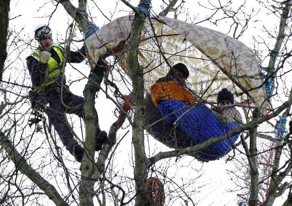 Reuters - En Inglaterra algunos jóvenes protestaron contra la construcción de una nueva carretera en Crowhurst, cerca de Hastings, amarrándose a un árbol.