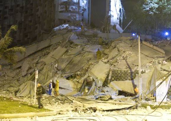 Foto: Edwin Bustamante - Familiares de Juan Esteban Cantor, estudiante de Eafit, reportaron que el joven se encontraba parqueando cerca a la torre cinco del complejo residencial, cuando se desplom&#243; el edificio.