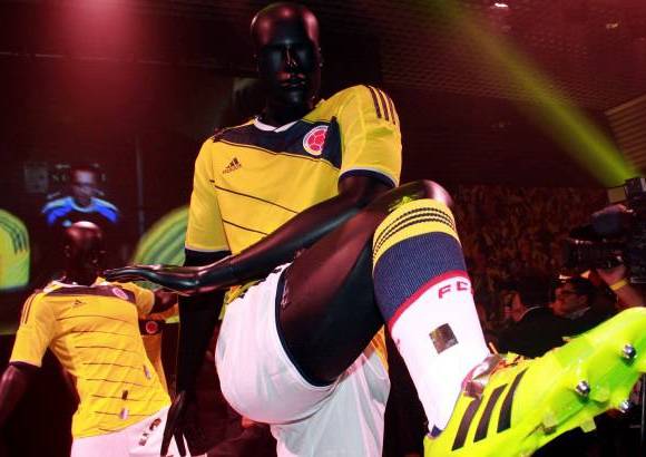 COLPRENSA - Adidas present&#243; de manera oficial la nueva camiseta que vestir&#225; la Selecci&#243;n Colombia dese el pr&#243;ximo 14 de Noviembre cuando enfrente a B&#233;lgica y durante el Mundial de Brasil 2014.
