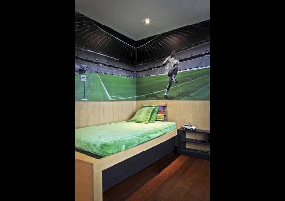 Foto Juan Fernando Cano - Un fotomural temático le da personalidad a la habitación del niño. Los muebles están integrados al espacio.