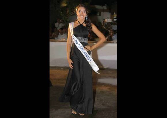 Colprensa - Muy elegantes, con vestidos largos de John Jairo Ortiz, desfilaron las aspirantes al título de Señorita Colombia, invitadas especiales al Club de Profesionales. En la imagen la Señorita Norte de Santander, Dayana Delgado.