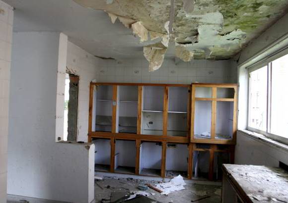 Jaime P&#233;rez - Esta es la vivienda que figura a nombre del exportero Ren&#233; Higuita. El predio, que se encuentra en proceso de extinci&#243;n de dominio, est&#225; abandonado desde hace varios a&#241;os. Esto se ha convertido en un problema permanente para los vecinos.