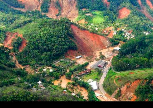 AP - En Teres&#243;polis se vive una de las peores tragedias por cuenta de los deslizamientos y el desbordamiento de r&#237;os.