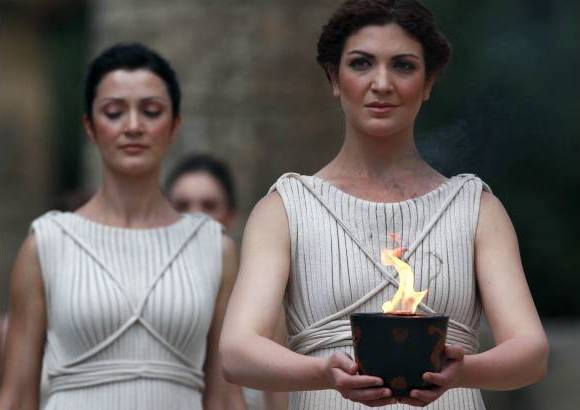 Foto Reuters - En un d&#237;a c&#225;lido y soleado en el lugar que acogi&#243; los Juegos de la Antig&#252;edad, una actriz que interpretaba a la m&#225;xima sacerdotisa encendi&#243; la llama con ayuda de un espejo parab&#243;lico.