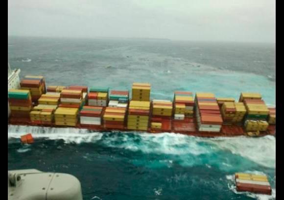 Reuters - Las autoridades de Nueva Zelanda est&#225;n preocupadas por las grandes cantidades de combustible que el carguero ha arrojado al mar.