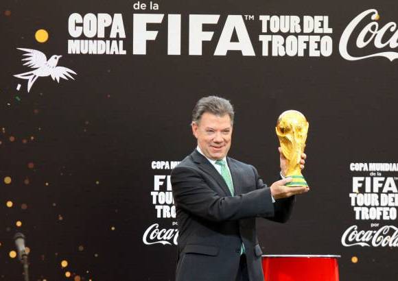 COLPRENSA - A ritmo de samba fue recibida la Copa del Mundo en un evento llevado a cabo en la Casa de Nari&#241;o, donde el presidente Juan Manuel Santos levant&#243; el trofeo.