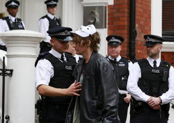 Reuters - La presencia policial en el exterior de la sede diplomática, situada en el céntrico y exclusivo barrio de Knightsbridge, fue muy numerosa desde primera hora de la mañana.