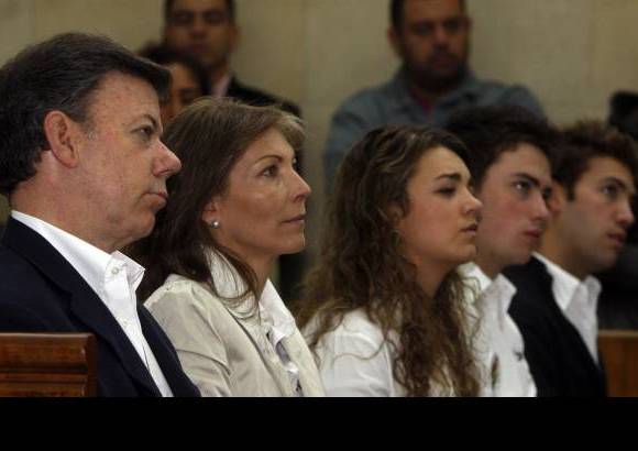 Colprensa - La nueva familia presidencial est&#225; conformada por Juan Manuel Santos, Mar&#237;a Clemencia Rodr&#237;guez, Mart&#237;n, Mar&#237;a Antonia y Esteban.