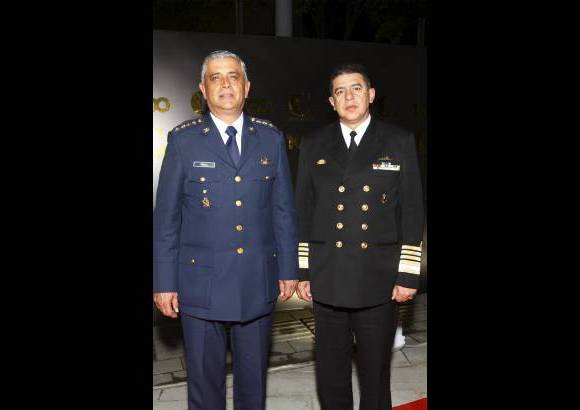 Edwin Bustamante - El general Tito Sa&#250;l Pinilla, comandante de la Fuerza A&#233;rea, y el almirante Roberto Garc&#237;a M&#225;rquez, comandante de la Armada Nacional.