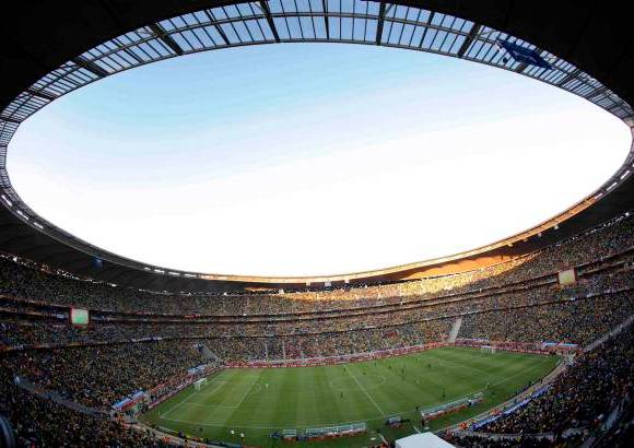 AP - El estadio repleto de amarillo con manchas verdes de mexicanos en una tarde soleada y fresca.