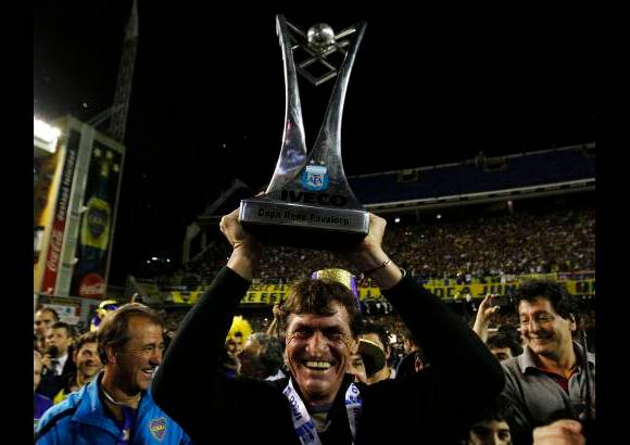 Reuters - El t&#233;cnico Falcioni y el trofeo que conquist&#243; al mando de Boca.