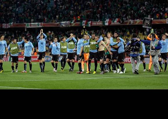 AP - La felicidad de los charr&#250;as. Aunque tambi&#233;n clasificaron, los mexicanos terminaron preocupados por el desempe&#241;o ante Uruguay.