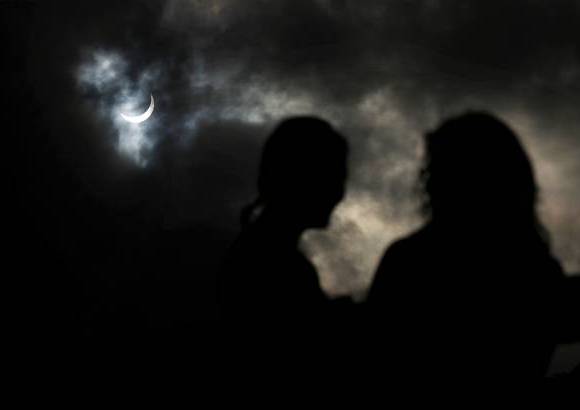 Foto Reuters - El eclipse total de Sol alcanz&#243; su plenitud alrededor de las 6.39 hora local (20.39 gmt del martes) sumiendo a una zona del norte del estado de Queensland en la oscuridad por poco m&#225;s de dos minutos.