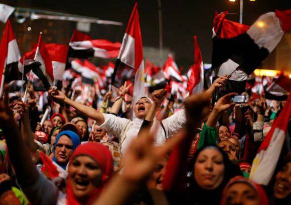 Reuters - El anuncio del jefe de las Fuerzas Armadas de Egipto, general Abdel Fattah al-Sisi, sobre el derrocamiento del presidente, Mohamed Mursi, suspensi&#243;n de la constituci&#243;n y convocatoria a elecciones anticipadas, provoc&#243; la euforia de los manifestantes que estaban reunidos en la Plaza Tahrir.