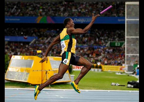 AP - Bolt par&#243; el crono de meta en 37.04, seis cent&#233;simas su marca ganadora de la final de Berl&#237;n 2009, y junto con Nesta Carter, Michael Frater y Yohan Blake complet&#243; una vuelta a la pista imperial, siempre por delante del equipo de Estados Unidos, que en su af&#225;n por perseguir la victoria fall&#243; en la &#250;ltima entrega: Darvis Patton tropez&#243; y no pudo pasar el testigo a Walter Dix.