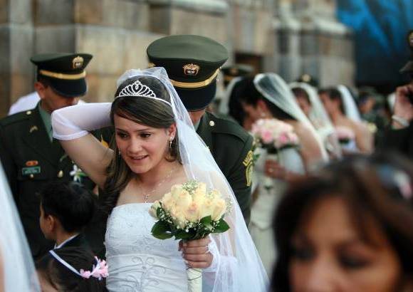 Colprensa-Germ&#225;n Enciso - Muy temprano llegaron los novios para la ceremonia religiosa en la Catedral Primada de Colombia.