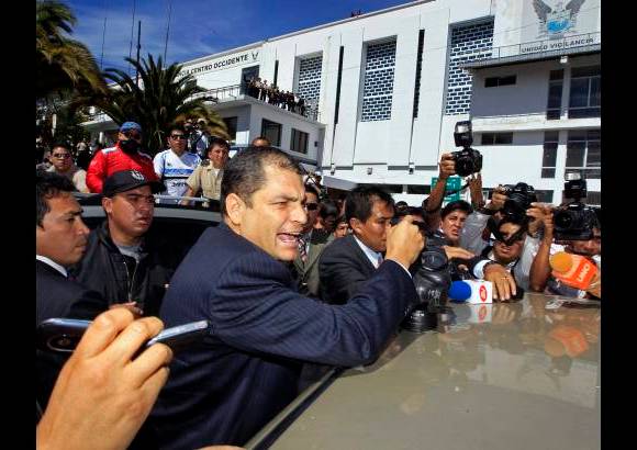 Reuters - &quot;Se&#241;ores, si quieren matar al presidente, aqu&#237; est&#225;: m&#225;tenme si si les da la gana, m&#225;tenme si tienen valor, en vez de estar en la muchedumbre, cobardemente escondidos&quot;, dijo Correa visiblemente exaltado al hablar en el Regimiento Quito.
