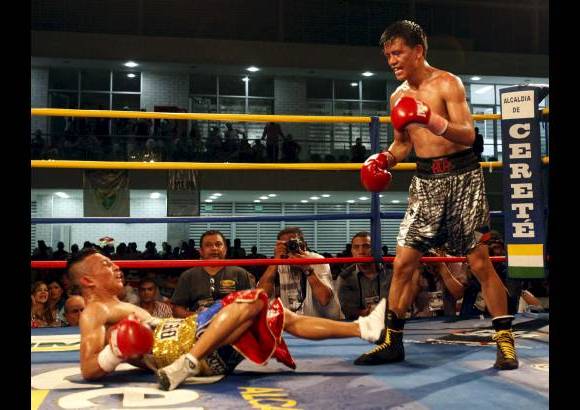 Manuel Saldarriaga - Pero dos golpes, un gancho de derecha y un recto de izquierda mandaron a Luis a la Lona.