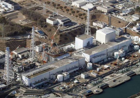 AP - Gr&#250;as rojas y blancas pasan a trav&#233;s de los reactores devastados por el tsunami en la planta Fukushima Dai-ichi.