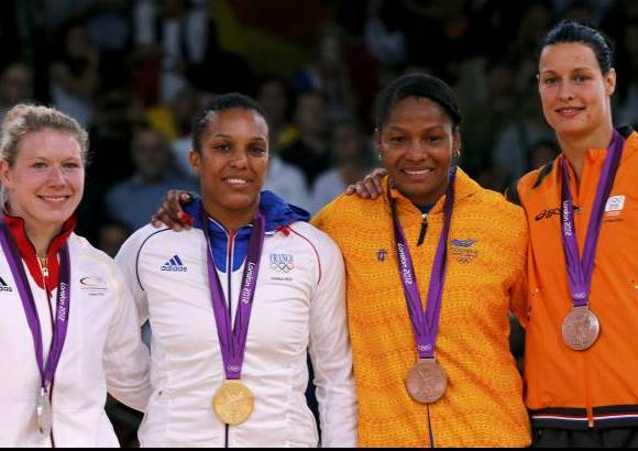 Foto Reuters - Al final, una sonrisa marc&#243; su lugar en el podio.