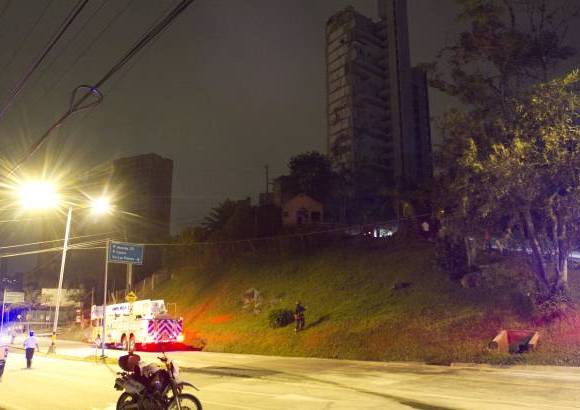 Foto: Edwin Bustamante - Santiago Londo&#241;o, secretario de Gobierno, se encuentra en el sitio evaluando los da&#241;os. A trav&#233;s de un comunicado, fuentes de la Alcald&#237;a se&#241;alaron que por lo menos diez personas estar&#237;an atrapadas en el edificio.