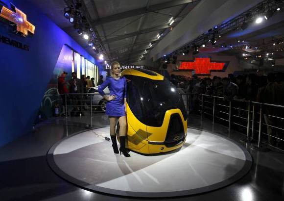 Reuters - Esta feria bianual es el escenario que exhibe las novedades de la industria automotriz, como este curioso modelo de General Motors, el Chevrolet EN-V.
