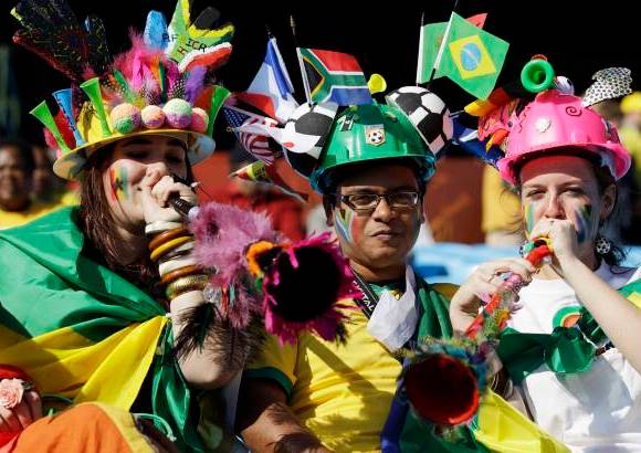 AP - Los aficionados dieron al encuentro una verdadera atm&#243;sfera de celebraci&#243;n en el estadio Loftus Versfeld.