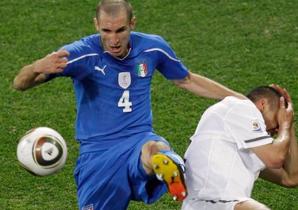 AP - La selección italiana, que defiende el título Mundial en Sudáfrica, tropezó por segunda vez en el torneo y no fue capaz de superar a Nueva Zelanda, uno de los equipos más débiles a priori.