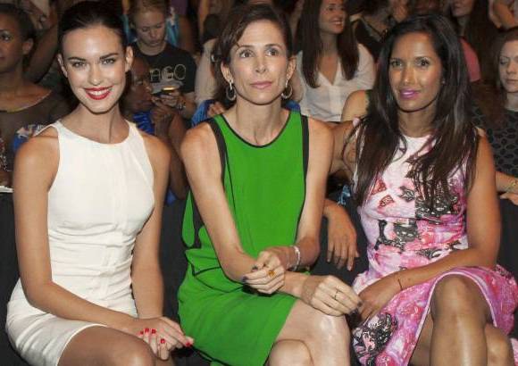 AP - La actriz Odette Annable, la estilista Cristina Ehrlich y el presentador Padma Lakshmi en la presentaci&#243;n de Monique Lhuillier.