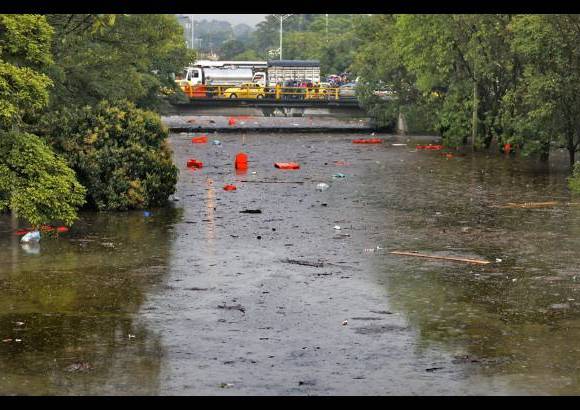 Juan Antonio Sánchez - Debido a la tormenta, se cerró por completo el paso del deprimido de la autopista Norte, a la altura de la Terminal de Transporte