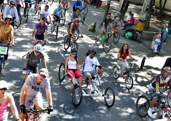 Juan Antonio Sánchez - Este domingo se realizó el Ciclopaseo por las calles de Medellín con motivo del Día de la Bicicleta. Pequeños y grandes disfrutaron del recorrido que reunió a la familia y los amigos. Todos compartieron el lema del evento: En bici somos más felices.