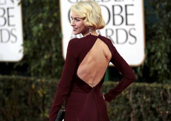 Reuters - Naomi Watts con un Zac Posen burgundy con cola, manga larga y escote en la espalda.