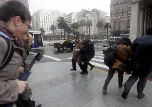 Reuters - El prosecretario de la Presidencia, Diego C&#225;nepa, dijo en una comparecencia ante los periodistas que por ahora &quot;no hay v&#237;ctimas mortales ni heridos graves&quot;. El temporal arranc&#243; un centenar de &#225;rboles en la capital uruguaya, donde reside la mitad de los m&#225;s de 3,3 millones de habitantes del pa&#237;s.