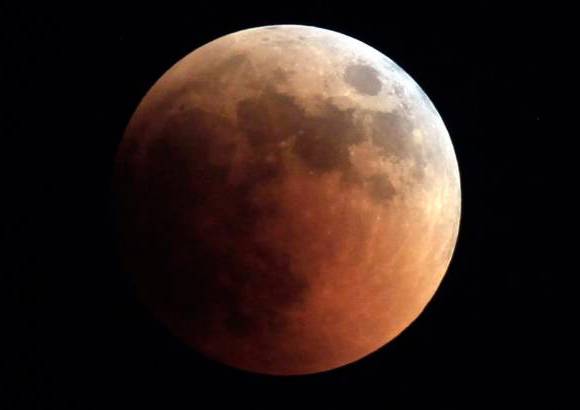 Reuters - Los rayos de sol no iluminaron la Luna, que se oscureci&#243; y cambi&#243; de color, mostr&#225;ndose de un tono naranja o rojo.