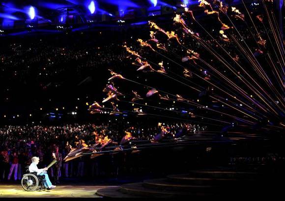 Reuters - Maughan, la primera campeona paralímpica británica ganadora de un oro, prendió el mismo pebetero utilizado en los Juegos Olímpicos.