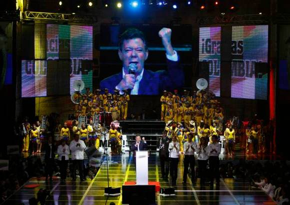 AP - El profesor Mockus fue un contendor de altura, que puso a pensar a Colombia en el valor de la vida, el valor de transparencia y la legalidad, usted y yo compartimos estas banderas y lo invito a que juntos las mantengamos en alto: Santos.