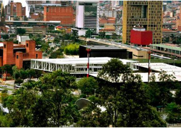 FOTO EL COLOMBIANO - Plaza Mayor se engalanará con un tapete de flores en forma de parqués. Es un tapete de flores con dos dados, tres fichos y cuatro mundos: un carriel, una virgen, una chiva y una casa. Para todo este conjunto se usarán 38.356 ramilletes.