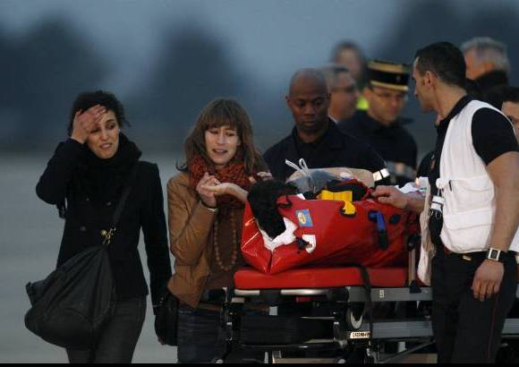 Reuters - La periodista independiente Edith Bouvier, cuyo f&#233;mur se rompi&#243; durante el intenso bombardeo en Siria, volvi&#243; a su pa&#237;s natal, Francia.