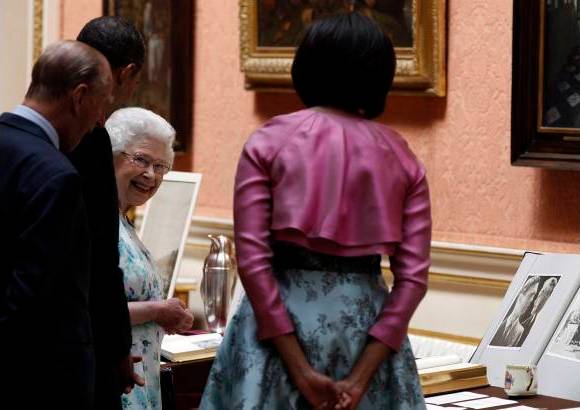 Reuters - Los Obama dieron de regalo a la reina Isabel un &#225;lbum de fotograf&#237;as y recuerdos de la visita de los padres de la soberana, Jorge VI e Isabel a Estados Unidos en 1939.