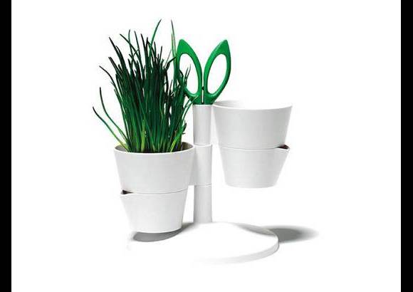 Una maceta para mantener las arom&#225;ticas frescas - Herb Stand est&#225; compuesta por dos recipientes para plantar hierbas arom&#225;ticas y dos platos que ayudan a que siempre tengan agua. En el centro se pueden poner unas tijeras para cortar las hierbas. Un dise&#241;o de Jakob Heiberg. Disponible en Q Design Store.