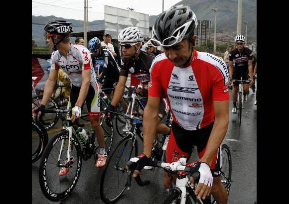 Manuel Saldarriaga - Varias figuras del ciclismo se hicieron presentes como Félix el Gato Cárdenas, campeón de la Vuelta a Colombia.
