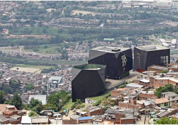 FOTO EL COLOMBIANO - Para los Parques Bibliotecas se dispuso el montaje de Gigantes de Flores. Una bola y tres jacks o catapiz componen esta figura que se podrá ver en el Parque Biblioteca España, en Santo Domingo Savio. Llevará 1.980 ramilletes.
