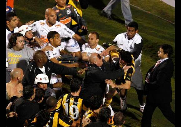 Reuters - A pu&#241;o limpio se enfrentaron los jugadores en la final de la Copa Libertadores.