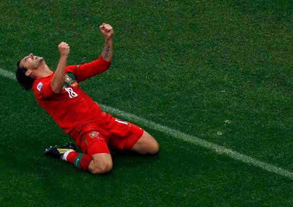 AP - La celebración de Almeida. El seleccionador norcoreano, Kim Jong-hun, afirmó después del compromiso que sus jugadores entraron en pánico.